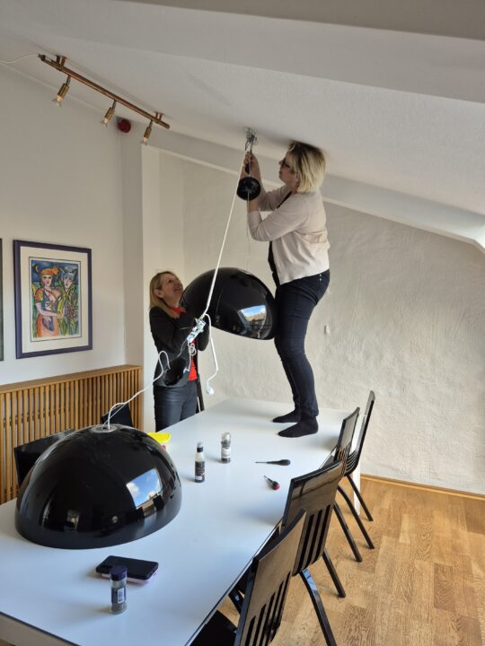 TT:s kanslichef Susanna skruvar ner en lampa