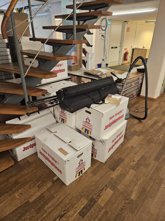 Flyttlasset väntar under trappan